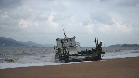 船被暴风雨冲到岸边