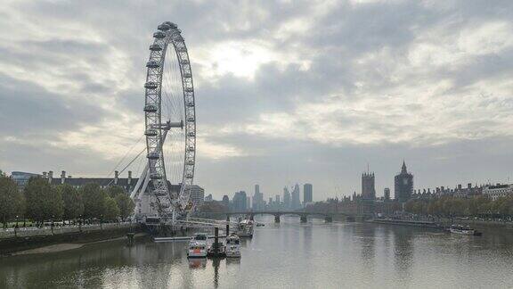 伦敦眼和泰晤士河的日落伦敦地平线上的云随着威斯敏斯特桥移动的时间流逝这是在欧洲英格兰Covid-19冠状病毒疫情封锁期间拍摄的