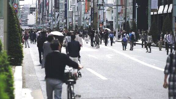 许多人走在东京的银座大街上