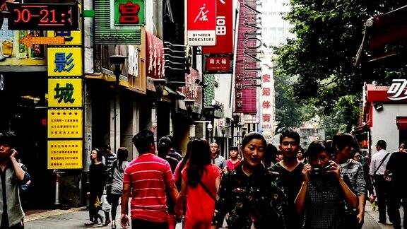 中国广州2014年11月29日:人们在中国广州著名的购物街北京路漫步