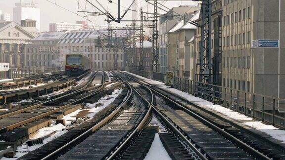 冬季城市景观与S-Bahn火车德国柏林