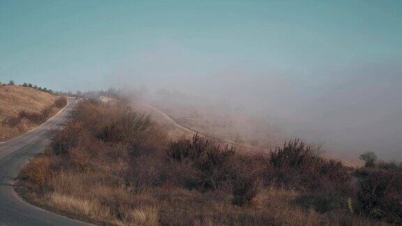 浓雾笼罩着山脉和森林