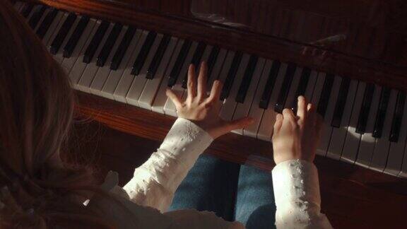 顶视图美丽的白人金发女人在晚上弹钢琴