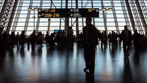 4K时间推移的人群乘客和游客步行和奔跑在高峰时间在浦东国际机场航站楼中国上海旅游和交通