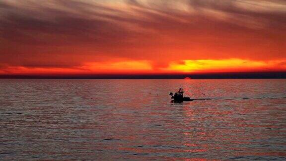 日落时分克罗地亚海面上的渔船