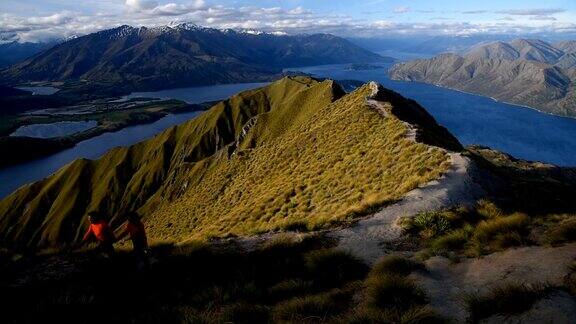 一对徒步旅行者在新西兰瓦纳卡的罗伊峰山顶登顶