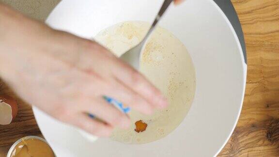 将双层奶油倒入搅拌碗中制作苹果布丁
