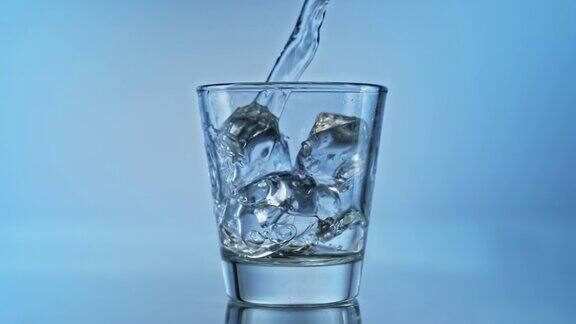 将水倒入装有冰块的玻璃杯中