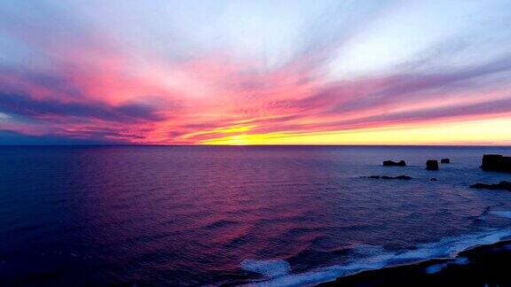 在美丽的红色日落下冰岛的地平线鸟瞰图