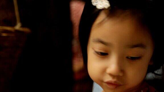 亚洲可爱的小女孩微笑