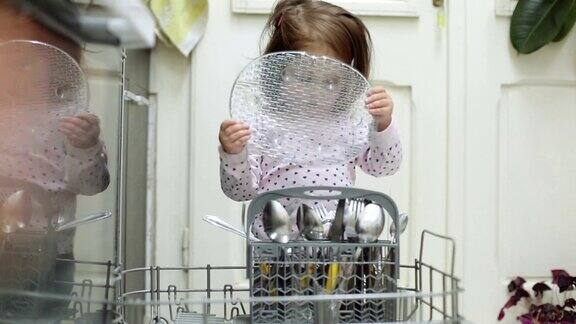 小女孩在帮妈妈洗碗