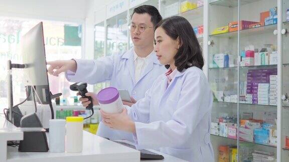 亚洲药剂师和药房助理在当地药店扫描条形码购买交易支付小企业当地药店的小生意医疗保健和医疗概念