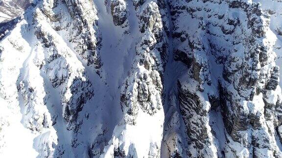 覆盖着白雪的高山山峰的鸟瞰图