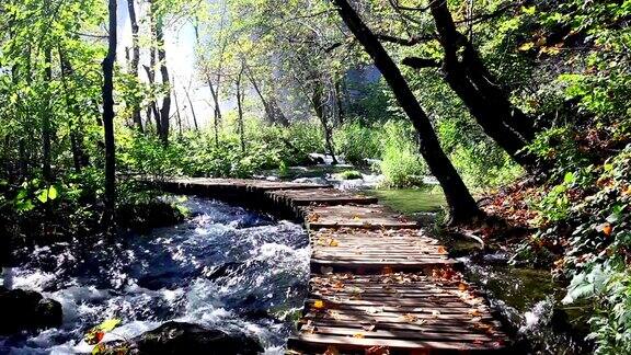 横跨Plitvice湖溪流的木制小路