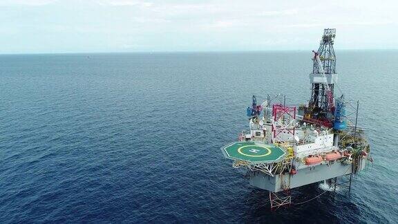 航拍近海石油平台近距离工作的白天时间