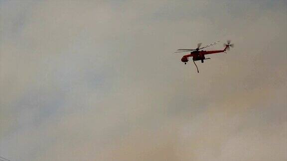 加州大火的4K视频天空起重机向火上洒水
