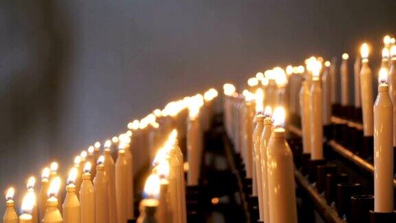 基督教教堂里点燃许多蜡烛