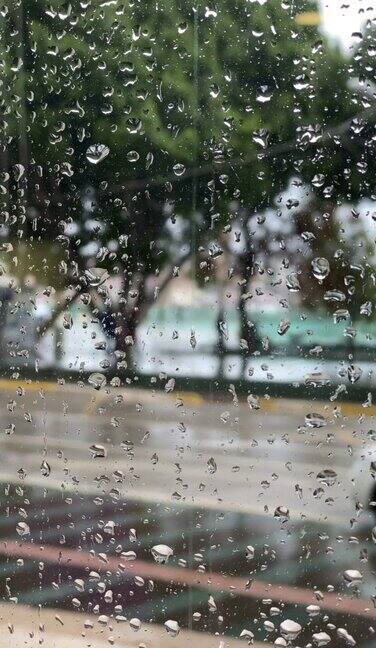 下雨天从窗后看路和雨滴垂直相框