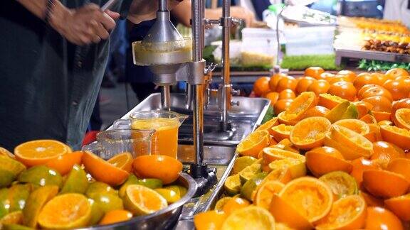 特写橙汁小贩在夜间街头食物