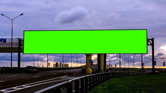 高速公路的绿色广告牌间隔拍摄