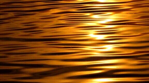 阳光反射在水面上