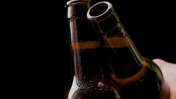 欢快的啤酒在黑色背景黑暗的瓶子