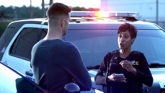 一个女警察在和一个年轻人说话