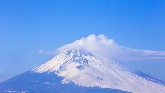 从日本箱根山口附近看富士山