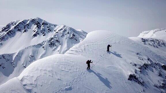 登山者攀登雪山山顶