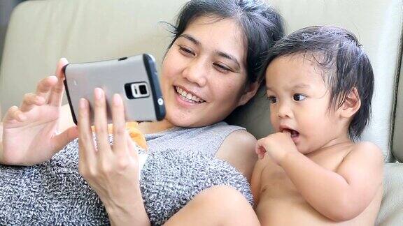 妈妈和宝宝看智能手机屏幕全高清
