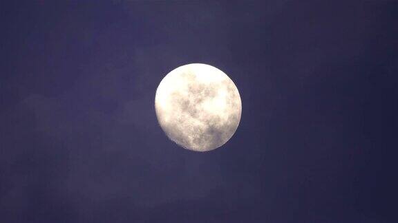 大满月后面移动的云在4K