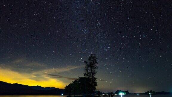 星星时光流逝在湖上与孤独的树在岛上