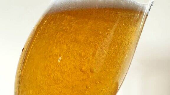 往玻璃杯里倒啤酒泡沫正在上升