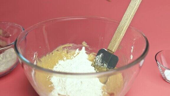 在玻璃碗中加入面粉4K制作饼干面团的慢动作概念