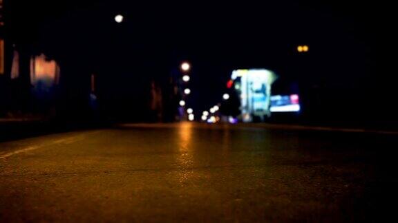 夜晚柏油路上空荡荡的街道滑块镜头