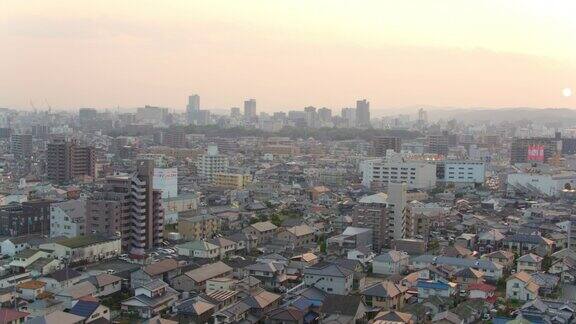 鸟瞰暮色中的日本城市