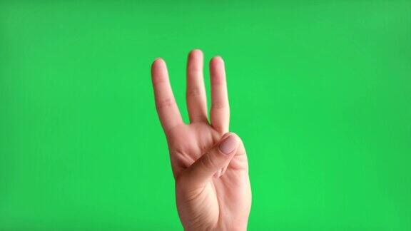女性掌心侧手在色度键背景上数到五关闭了绿屏上孤立的女人手势计数4K镜头数字计算用手指从1数到5的手