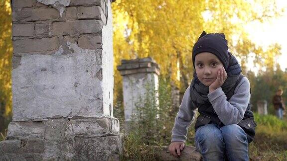微笑的小男孩在公园里玩耍秋天有趣可爱的孩子度假和享受秋天