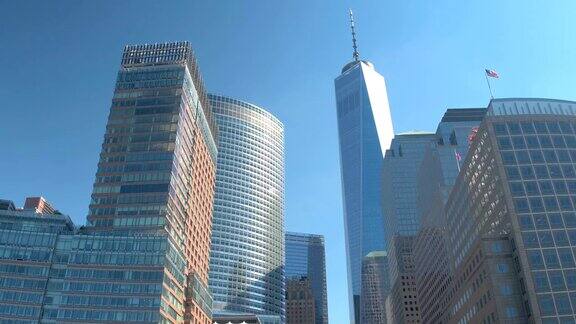 特写:高大的玻璃当代摩天大楼和重建的世界贸易中心一号大楼