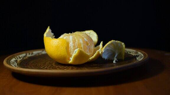 盘子里放着一个剥了皮、新鲜多汁的橙子