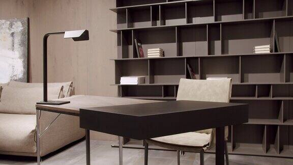 极简主义的棕色架子极简主义的书架现代家具和舒适的设计