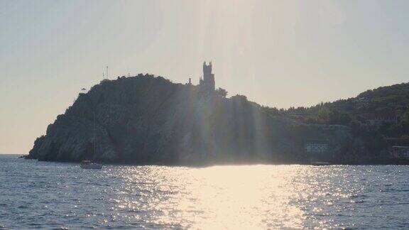 美丽的海岸和城堡燕子窝雅尔塔克里米亚从游船在日落