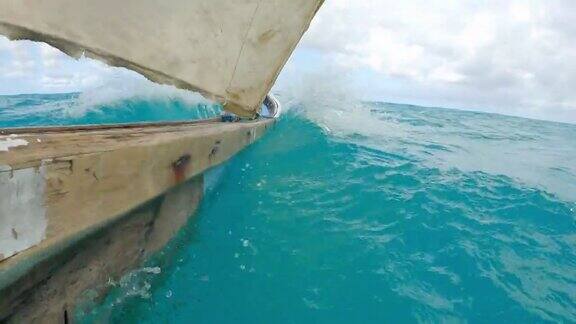 热带海洋海浪拍打着双体船的一侧