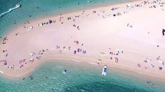 克罗地亚布拉克岛人们在沙滩上晒太阳的鸟瞰图