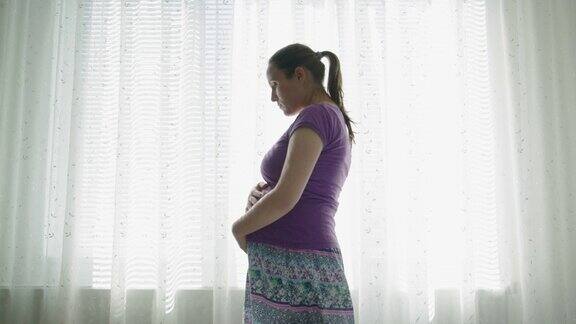 孕妇在卧室里走来走去宫缩做呼吸练习