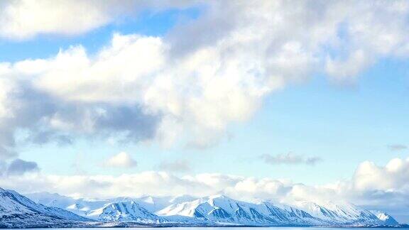 在冰岛阿库雷里的雪山峡湾云滚动的时间流逝