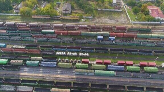很多货运列车俯视图货运列车俯视图火车在火车站上空盘旋