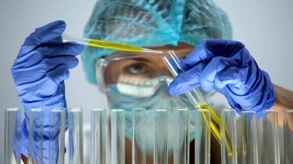 实验室助理取黄色液体试管医务人员分析尿液