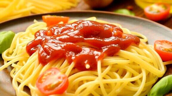 热意大利面配番茄酱和新鲜番茄