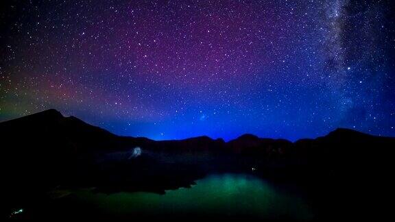 夜空中林加尼山火山口内的塞加拉阿纳克湖上的银河Lombok岛印度尼西亚